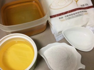 金秋玫瑰五仁月饼,首先来做月饼皮，称好中筋面粉，碱水，吉士粉，玉米油，转化糖浆