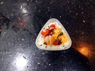 美味的军舰寿司🍣、三角饭团🍙
（附：寿司醋做法）,中间加入喜欢的料理