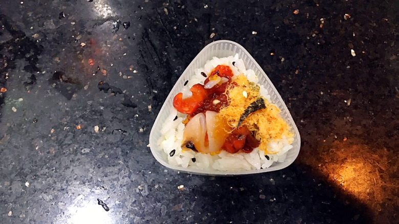 美味的军舰寿司🍣、三角饭团🍙
（附：寿司醋做法）,中间加入喜欢的料理