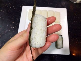 美味的军舰寿司🍣、三角饭团🍙
（附：寿司醋做法）,取一块海苔借用米饭的黏性从左往右包起来