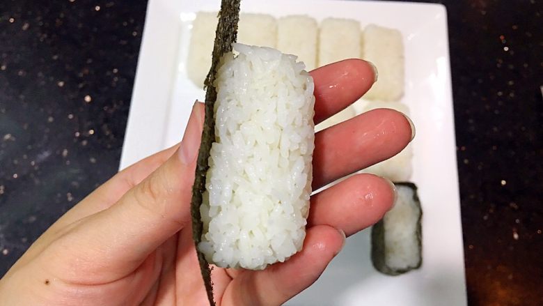 美味的军舰寿司🍣、三角饭团🍙
（附：寿司醋做法）,取一块海苔借用米饭的黏性从左往右包起来