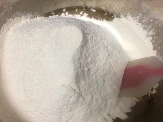 金秋玫瑰五仁月饼,依次加入面粉，用硅胶铲翻拌成面絮