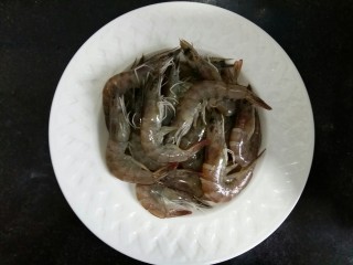 虾丸菠菜汤,剪掉虾须，去掉虾线。