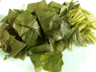 虾丸菠菜汤,菠菜切5厘米左右的段。