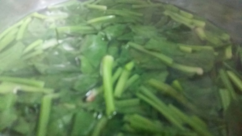 虾丸菠菜汤,菠菜开水下锅，焯一下去除草酸。水里加些盐可以让菠菜保持绿色。