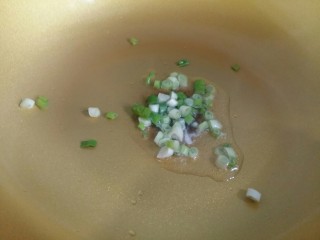 虾丸菠菜汤,热锅凉油，倒入葱花小火炒出香味。