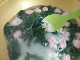 虾丸菠菜汤,倒入1克鸡粉，适量盐，1勺香油。
