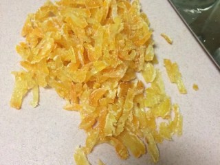 金秋玫瑰五仁月饼,把橘糖去掉籽，然后切成片再切成细丝，有点像青红丝的感觉，橘糖味道不错