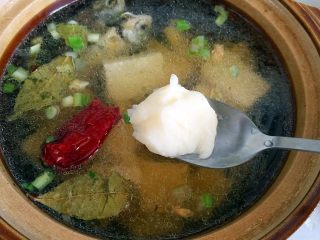 鲫鱼豆腐汤,将炒锅中的水和调料倒入砂锅中，加入三小勺料酒和一小勺猪油。