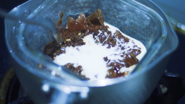 零基础纸杯翻糖蛋糕,蛋液搅拌好后，火上的巧克力也融化的差不多了，同样加淡奶油15ml搅拌均匀再加水，让巧克力液有蛋黄液的一半量就好。