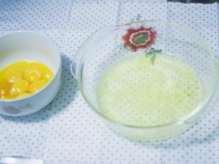 零基础纸杯翻糖蛋糕,分离蛋黄和蛋清,这7个蛋黄是用来做抹茶口味和原味的面糊的。