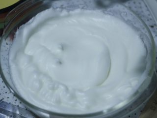 零基础纸杯翻糖蛋糕,继续打发到干性发泡，光线低点看的清楚，就是这种提起打蛋器有个站立的小尖，感觉有点像打发好的奶油那种状态。