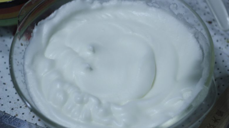 零基础纸杯翻糖蛋糕,继续打发到干性发泡，光线低点看的清楚，就是这种提起打蛋器有个站立的小尖，感觉有点像打发好的奶油那种状态。