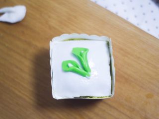零基础纸杯翻糖蛋糕,和前面的绿色菱格做法一样，覆盖在蛋糕上修整边缘。