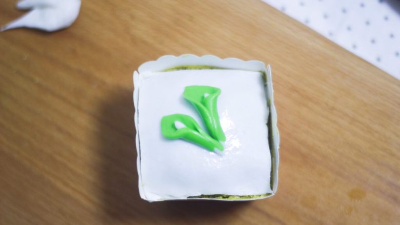 零基础纸杯翻糖蛋糕,和前面的绿色菱格做法一样，覆盖在蛋糕上修整边缘。
