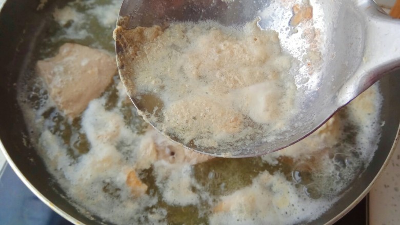 宝宝辅食～自制补铁猪肝粉,煮熟即可，大约8分钟，水开后撇去浮沫