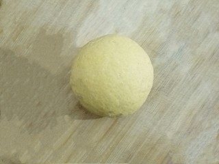 南瓜刺猬馒头,﻿﻿﻿不烫手时，放入酵母，搅拌均匀﻿﻿﻿﻿﻿﻿﻿，加入到面粉中﻿﻿﻿﻿﻿，揉成光滑的面团，发酵