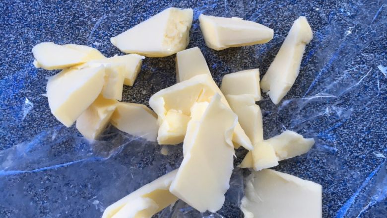 奶黄面包条,揉成较光滑的面团后，加入软化的黄油继续揉面