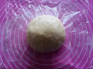 奶黄面包条,滚圆盖保鲜膜发酵