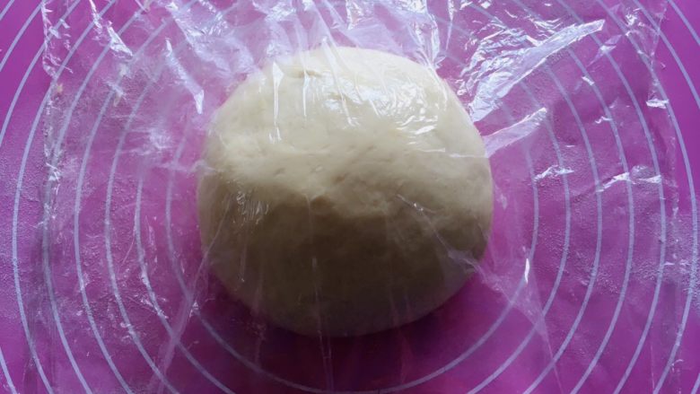 奶黄面包条,滚圆盖保鲜膜发酵