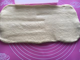 奶黄面包条,擀开面团成长方形