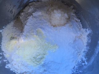 奶黄面包条,主面团材料除黄油外和汤种一起揉面