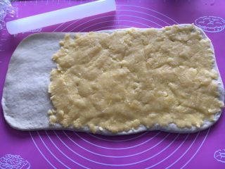 奶黄面包条,抹上奶黄馅，留白1/3左右