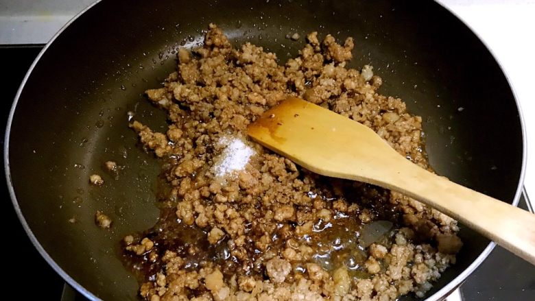 豌豆尖肉末米线,加入精盐