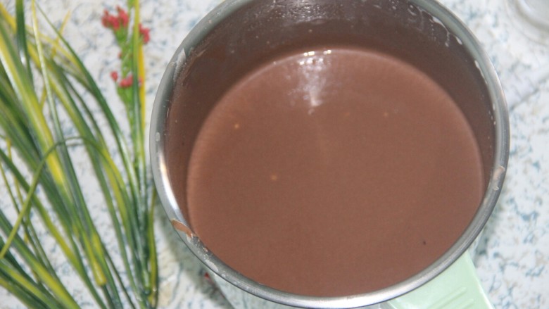 巧克力牛奶双色布丁,直到搅拌均匀，巧克力完全融化