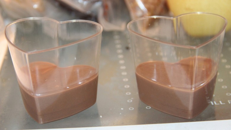巧克力牛奶双色布丁,放入冰箱里冷藏一个小时以上