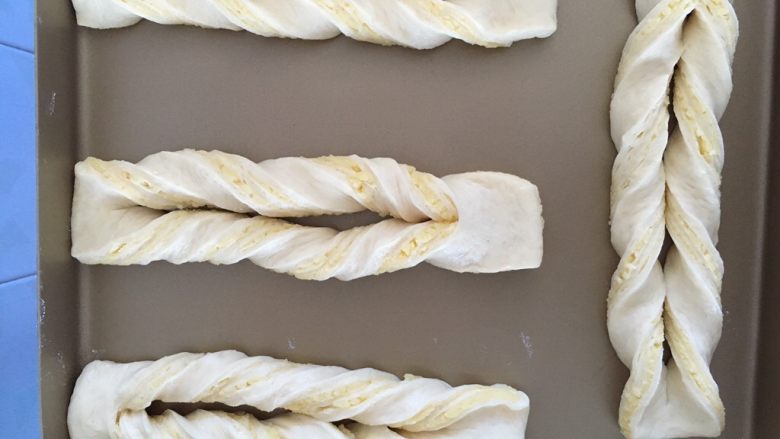 奶黄面包条,整理成型放在烤盘里，中间间隔一定的距离