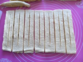 奶黄面包条,再在各面条中央划一刀，两端留1公分左右不要割断