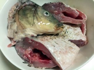 鲤鱼炖粉条,鲤鱼去腮去鳞去内脏，切块备用。