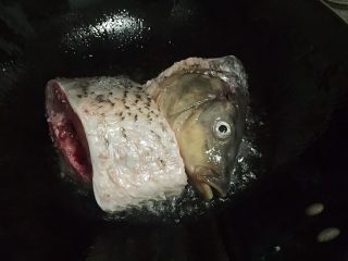 鲤鱼炖粉条,锅内放油烧热，放入鱼块煎制。