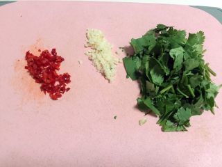 鲤鱼炖粉条,准备撒料：香菜切段、大蒜切末，剩余的半个红辣椒切碎。