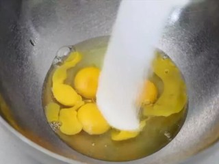 不用烤箱的蛋糕卷,在鸡蛋里加入细砂糖