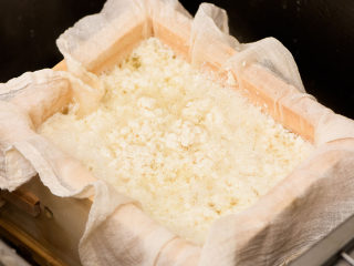 不用盐卤，不用内脂，一样做出好吃的豆腐,关火后，立刻倒入事先准备好的模具内。小心烫手。