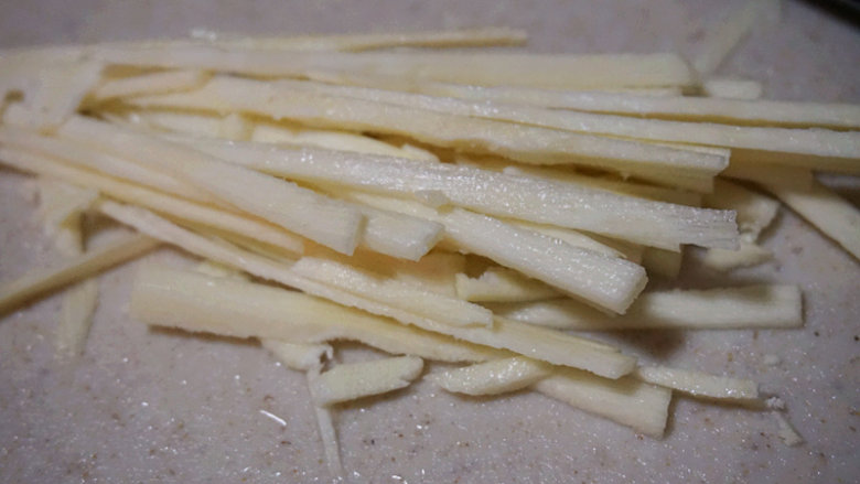 凉拌土豆竹笋丝,将竹笋先切成片状，然后改刀成细丝