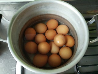 神仙蛋,将鸡蛋放入锅中煮5分钟