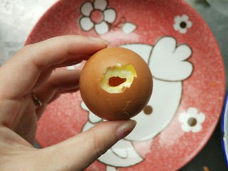 神仙蛋,将鸡蛋敲开一个小孔，然后再把蛋黄掏出来