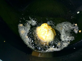 神仙蛋,锅中加入猪油，鸡蛋裹上蛋黄进行油炸