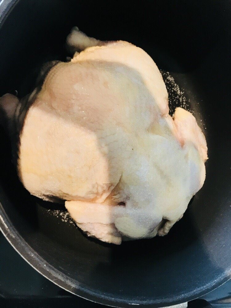 韩式参鸡汤 ,将三黄鸡用盐涂满放置15分钟