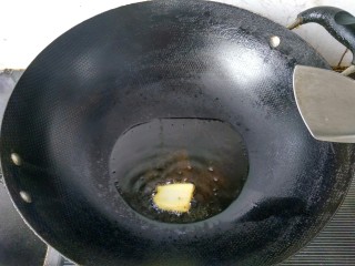 豆瓣酱烧鳊鱼,锅中放适量的油，并烧至八成热