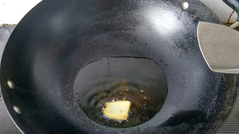 豆瓣酱烧鳊鱼,锅中放适量的油，并烧至八成热