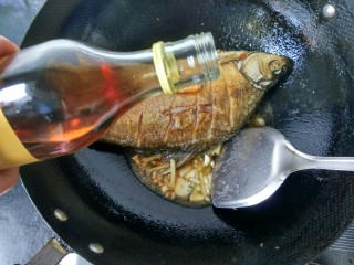 豆瓣酱烧鳊鱼,倒入料酒，大约两勺。