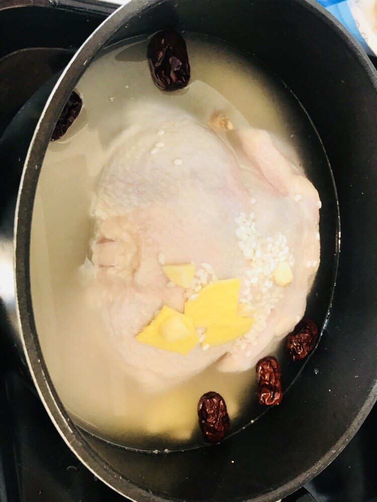 韩式参鸡汤 ,放入枣，参，栗子，加水大火炖煮