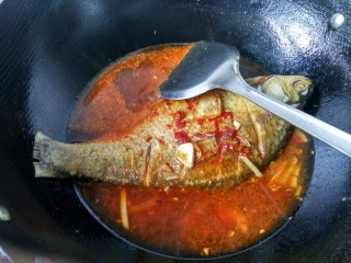 豆瓣酱烧鳊鱼,倒入清水，与鱼齐平，再放入少量的盐，大火烧开转至小火