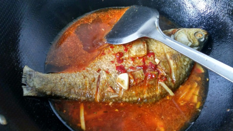 豆瓣酱烧鳊鱼,倒入清水，与鱼齐平，再放入少量的盐，大火烧开转至小火