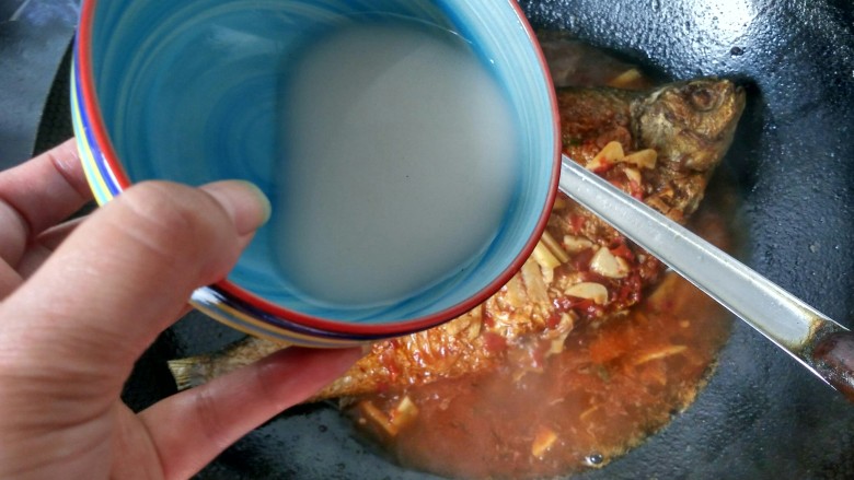 豆瓣酱烧鳊鱼,锅中的汤汁变得浓稠，鱼已经烧熟，倒入调好的淀粉汁
