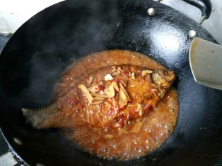 豆瓣酱烧鳊鱼,收汁，鱼已烧好，可以起锅装盘啦！
